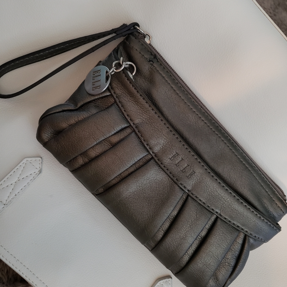 Elle wristlet